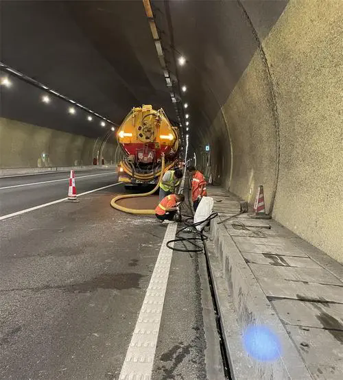 乡宁隧道排水渠清淤